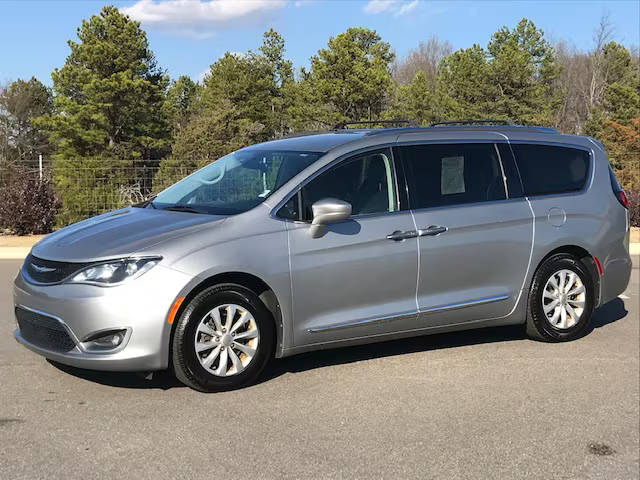 2018 Chrysler Pacifica Minivan Touring L FWD photo