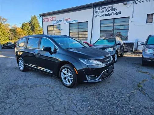 2017 Chrysler Pacifica Minivan Touring-L FWD photo