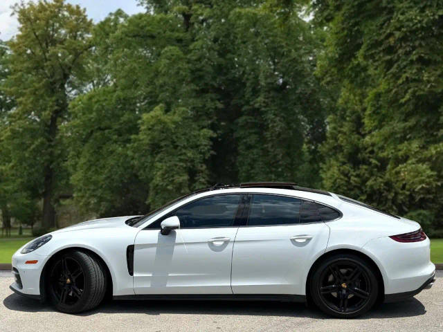 2018 Porsche Panamera  RWD photo