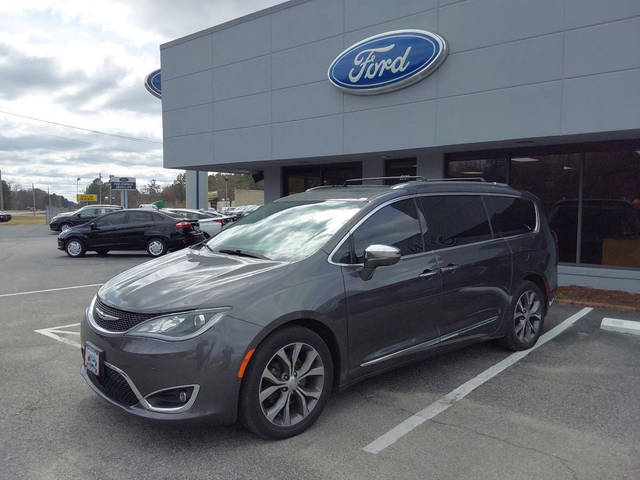 2018 Chrysler Pacifica Minivan Limited FWD photo