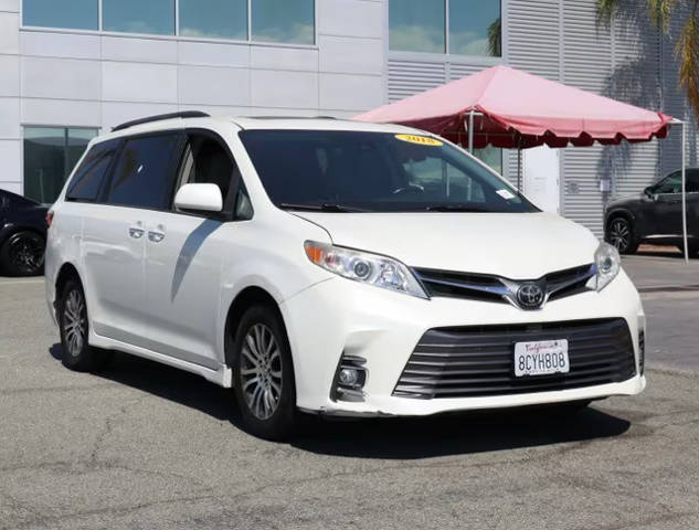 2018 Toyota Sienna XLE FWD photo