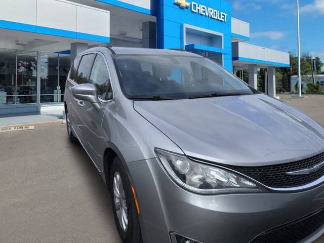 2017 Chrysler Pacifica Minivan Touring-L FWD photo