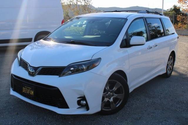 2018 Toyota Sienna SE FWD photo