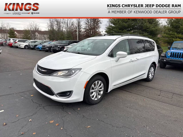 2017 Chrysler Pacifica Minivan Touring-L FWD photo