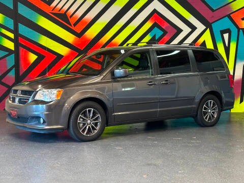 2017 Dodge Grand Caravan SXT FWD photo