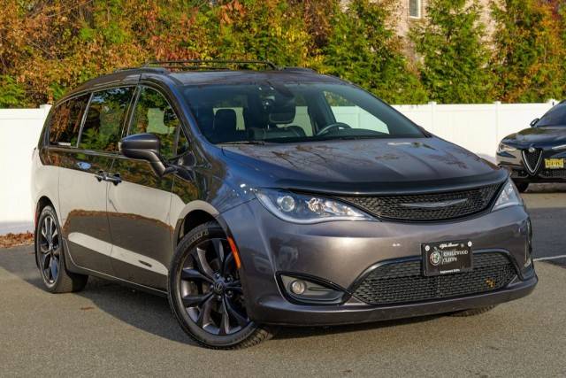 2018 Chrysler Pacifica Minivan Touring L Plus FWD photo