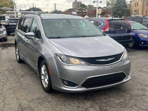 2017 Chrysler Pacifica Minivan Touring-L FWD photo