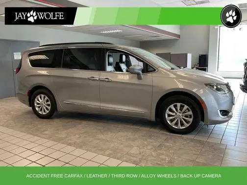 2017 Chrysler Pacifica Minivan Touring-L FWD photo