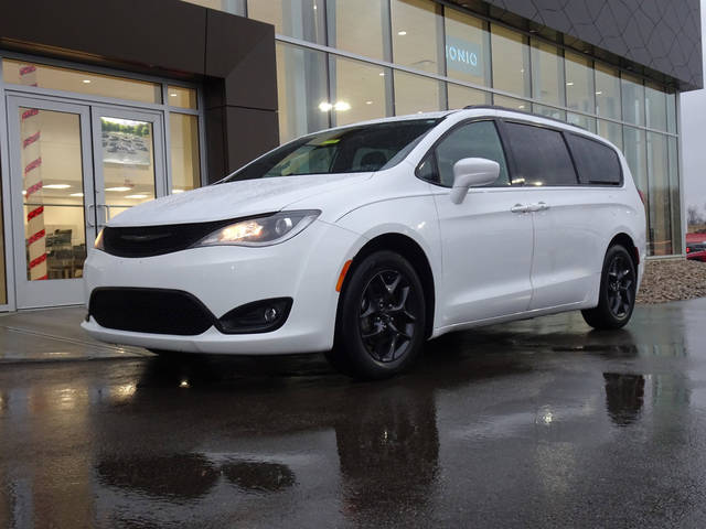 2018 Chrysler Pacifica Minivan Touring Plus FWD photo