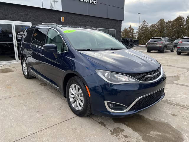 2017 Chrysler Pacifica Minivan Touring-L FWD photo