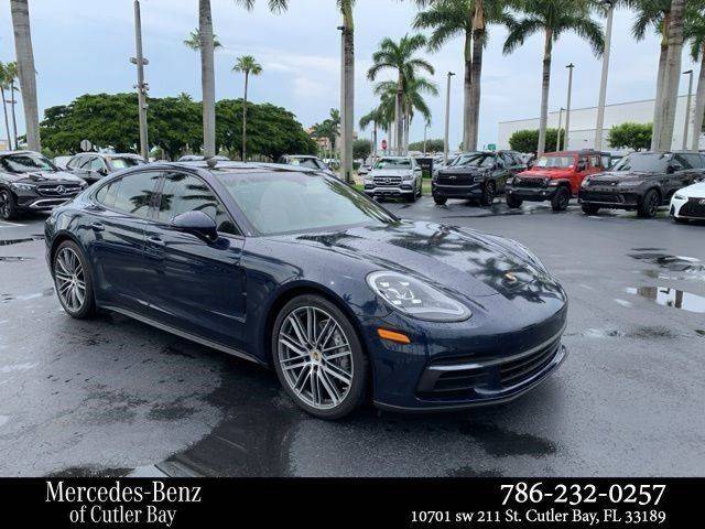 2018 Porsche Panamera  RWD photo