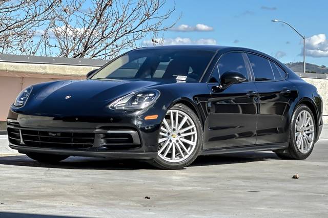 2018 Porsche Panamera  RWD photo