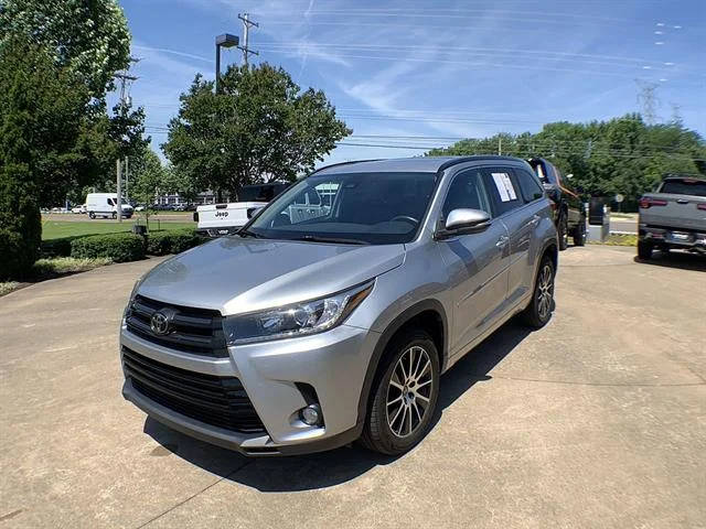 2018 Toyota Highlander SE FWD photo