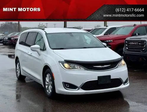 2017 Chrysler Pacifica Minivan Touring-L FWD photo
