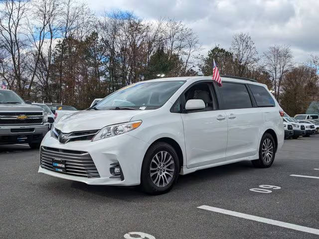 2018 Toyota Sienna XLE FWD photo