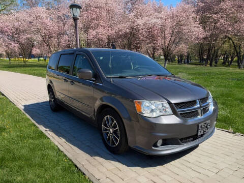 2017 Dodge Grand Caravan SXT FWD photo