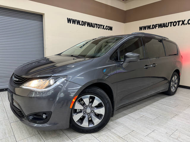 2018 Chrysler Pacifica Minivan Hybrid Touring L FWD photo