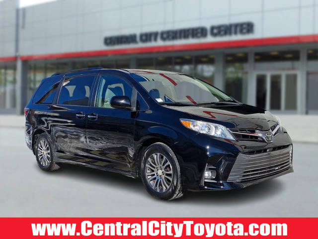 2018 Toyota Sienna XLE FWD photo