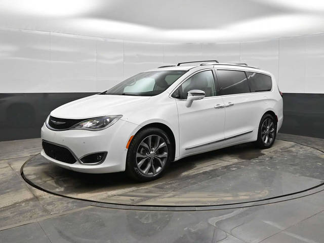 2017 Chrysler Pacifica Minivan Limited FWD photo