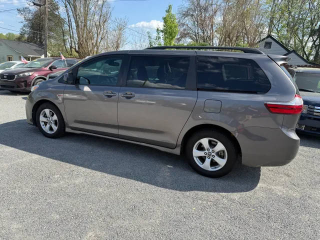 2018 Toyota Sienna LE FWD photo