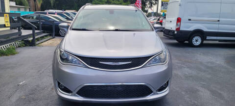 2017 Chrysler Pacifica Minivan Touring-L FWD photo