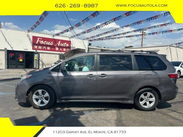 2018 Toyota Sienna LE FWD photo