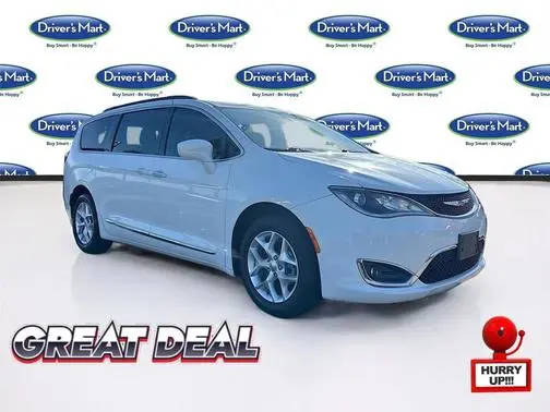 2017 Chrysler Pacifica Minivan Touring-L FWD photo