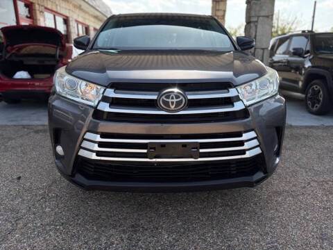 2018 Toyota Highlander LE Plus FWD photo