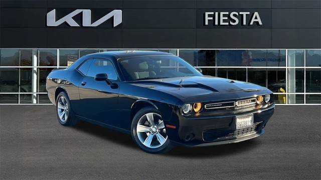 2018 Dodge Challenger SXT RWD photo