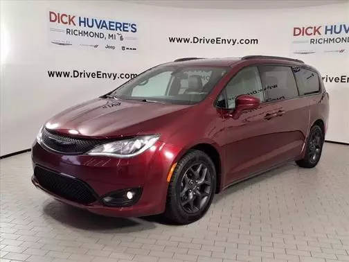 2018 Chrysler Pacifica Minivan Touring L Plus FWD photo