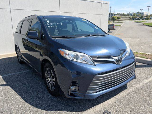 2018 Toyota Sienna XLE FWD photo