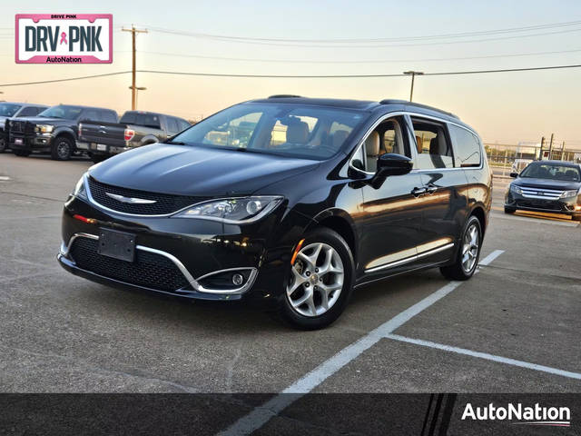 2017 Chrysler Pacifica Minivan Touring-L FWD photo