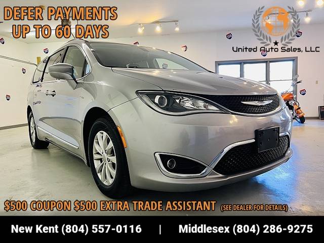 2017 Chrysler Pacifica Minivan Touring-L FWD photo