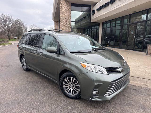 2018 Toyota Sienna XLE Auto Access Seat FWD photo