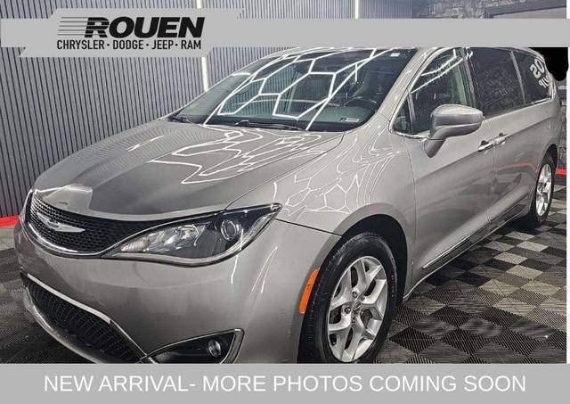 2017 Chrysler Pacifica Minivan Touring-L FWD photo