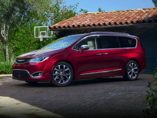 2017 Chrysler Pacifica Minivan Touring FWD photo