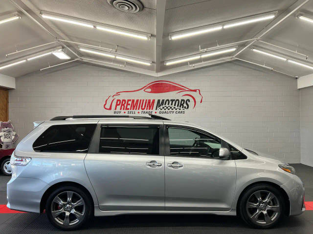 2018 Toyota Sienna SE FWD photo