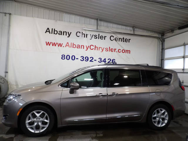 2017 Chrysler Pacifica Minivan Touring-L FWD photo