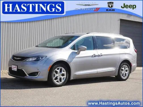 2017 Chrysler Pacifica Minivan Touring-L FWD photo