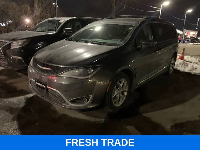 2017 Chrysler Pacifica Minivan Touring-L FWD photo