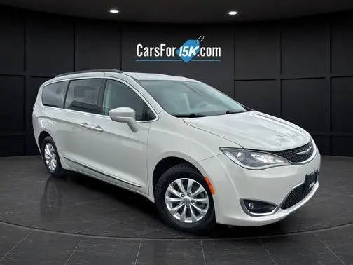 2017 Chrysler Pacifica Minivan Touring-L FWD photo
