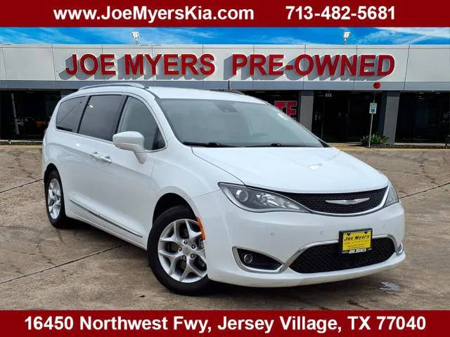 2018 Chrysler Pacifica Minivan Touring L Plus FWD photo