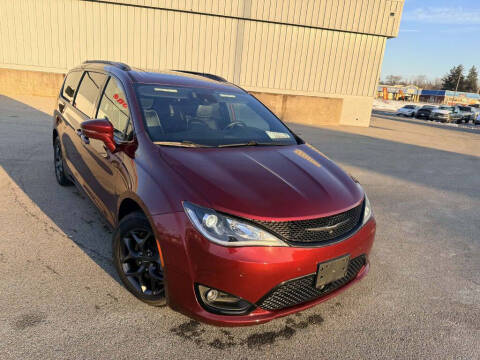 2018 Chrysler Pacifica Minivan Limited FWD photo