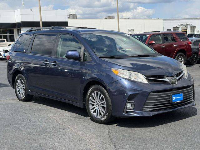 2018 Toyota Sienna XLE FWD photo
