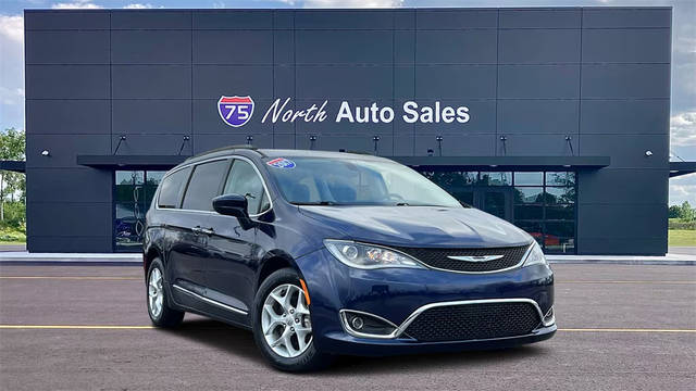 2017 Chrysler Pacifica Minivan Touring-L FWD photo