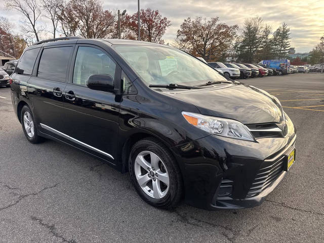 2018 Toyota Sienna LE FWD photo