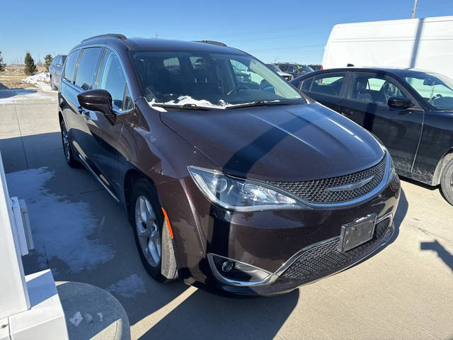 2017 Chrysler Pacifica Minivan Touring-L FWD photo