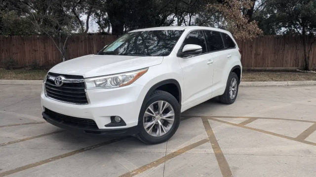 2015 Toyota Highlander LE Plus FWD photo