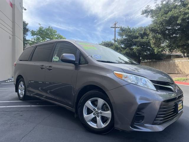 2018 Toyota Sienna LE FWD photo