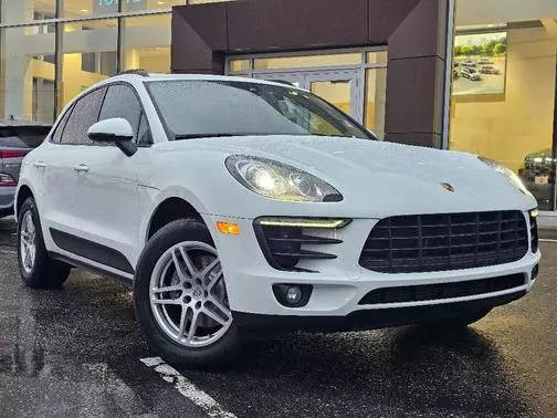 2018 Porsche Macan  AWD photo